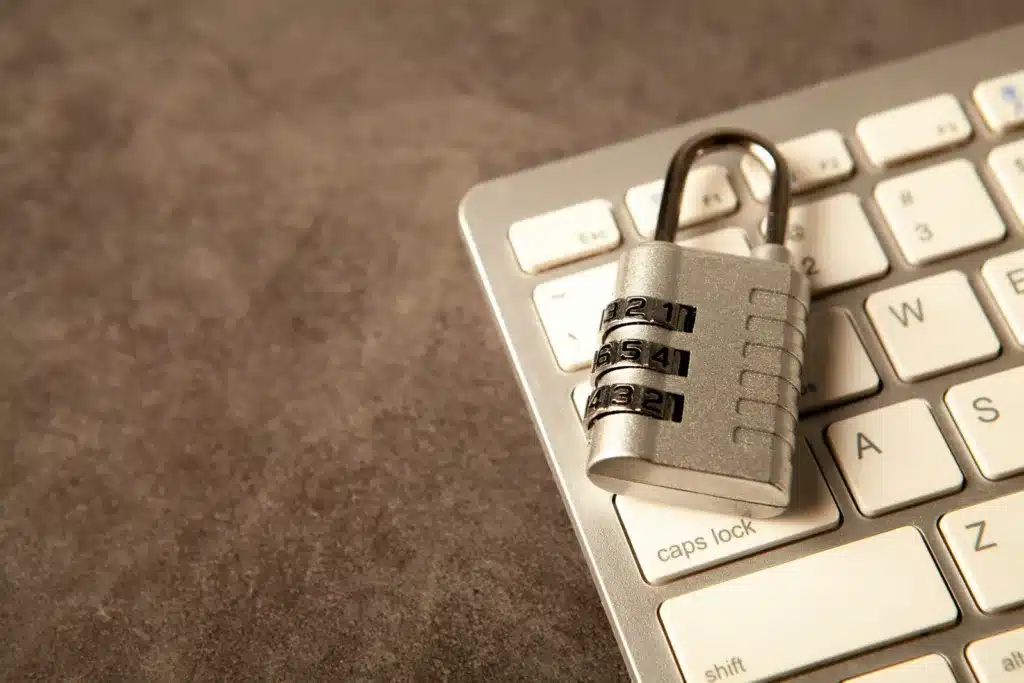 Cadenas à code posé sur un clavier d'ordinateur