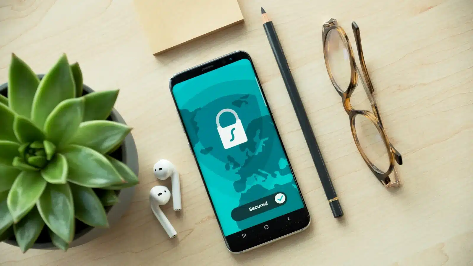 Smartphone affichant une icône de cadenas, posé sur un bureau